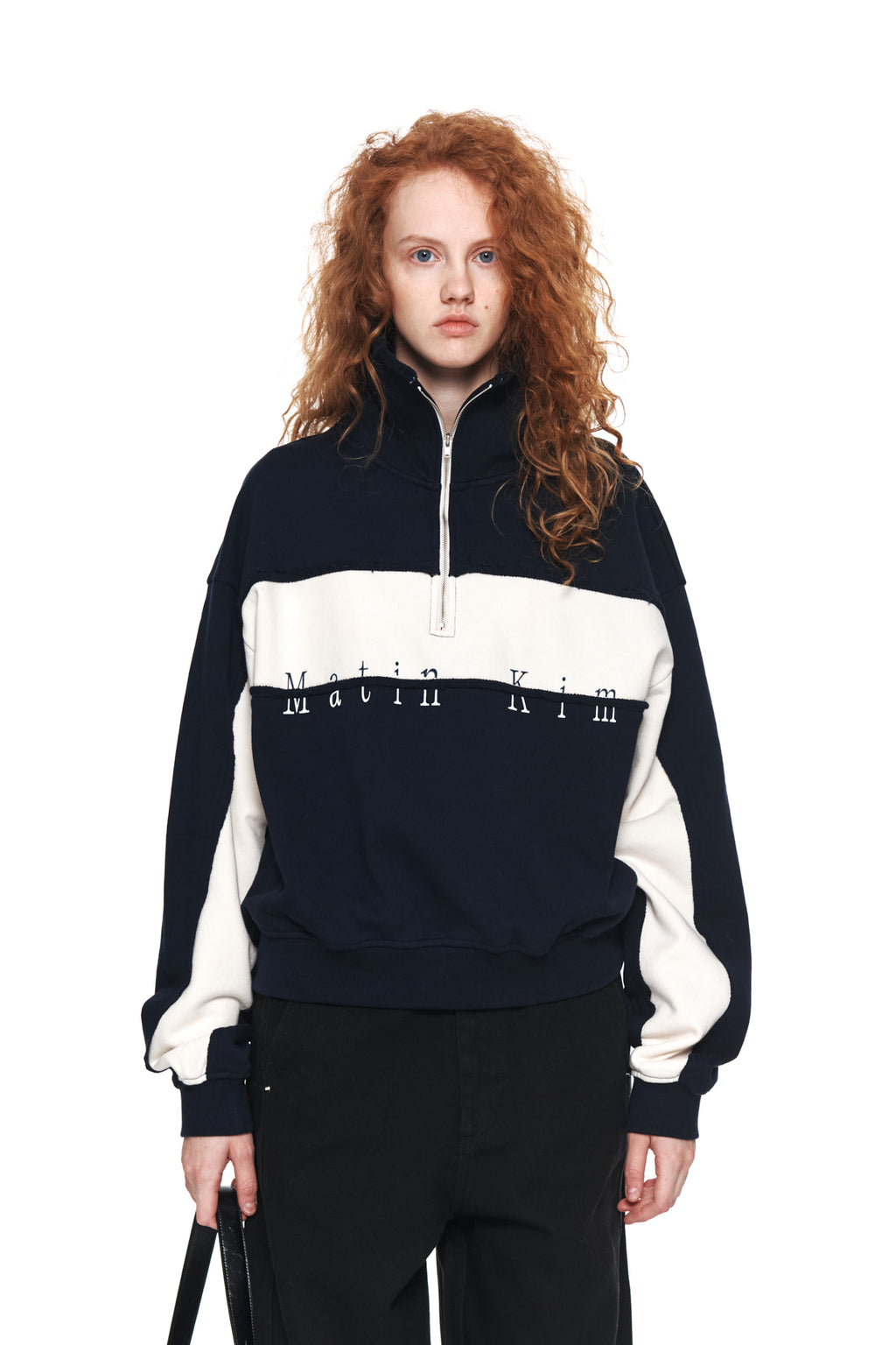[matinkim] CUTTED LOGO HALF ZIP SWEATSHIRT IN NAVY