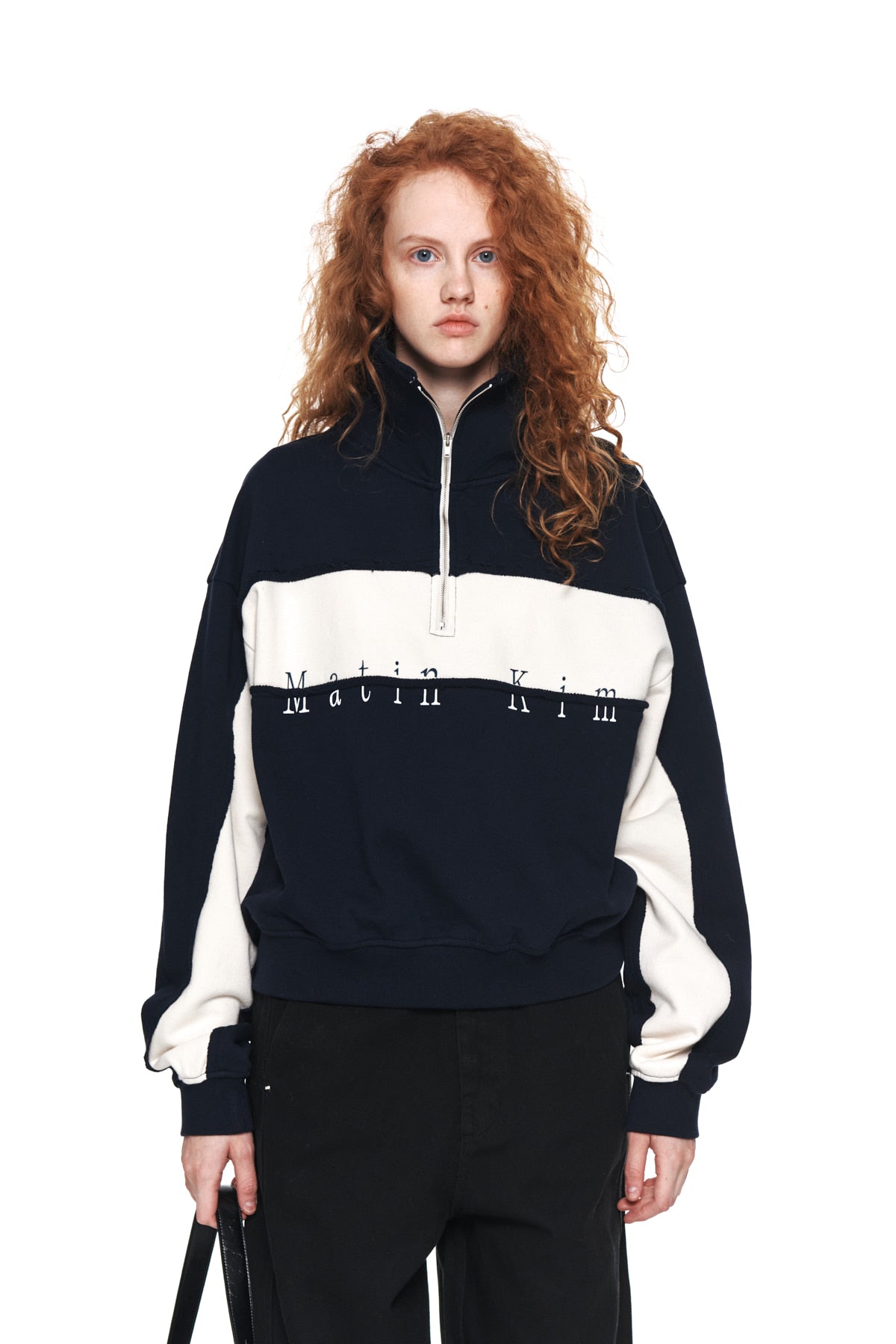 [matinkim] CUTTED LOGO HALF ZIP SWEATSHIRT IN NAVY