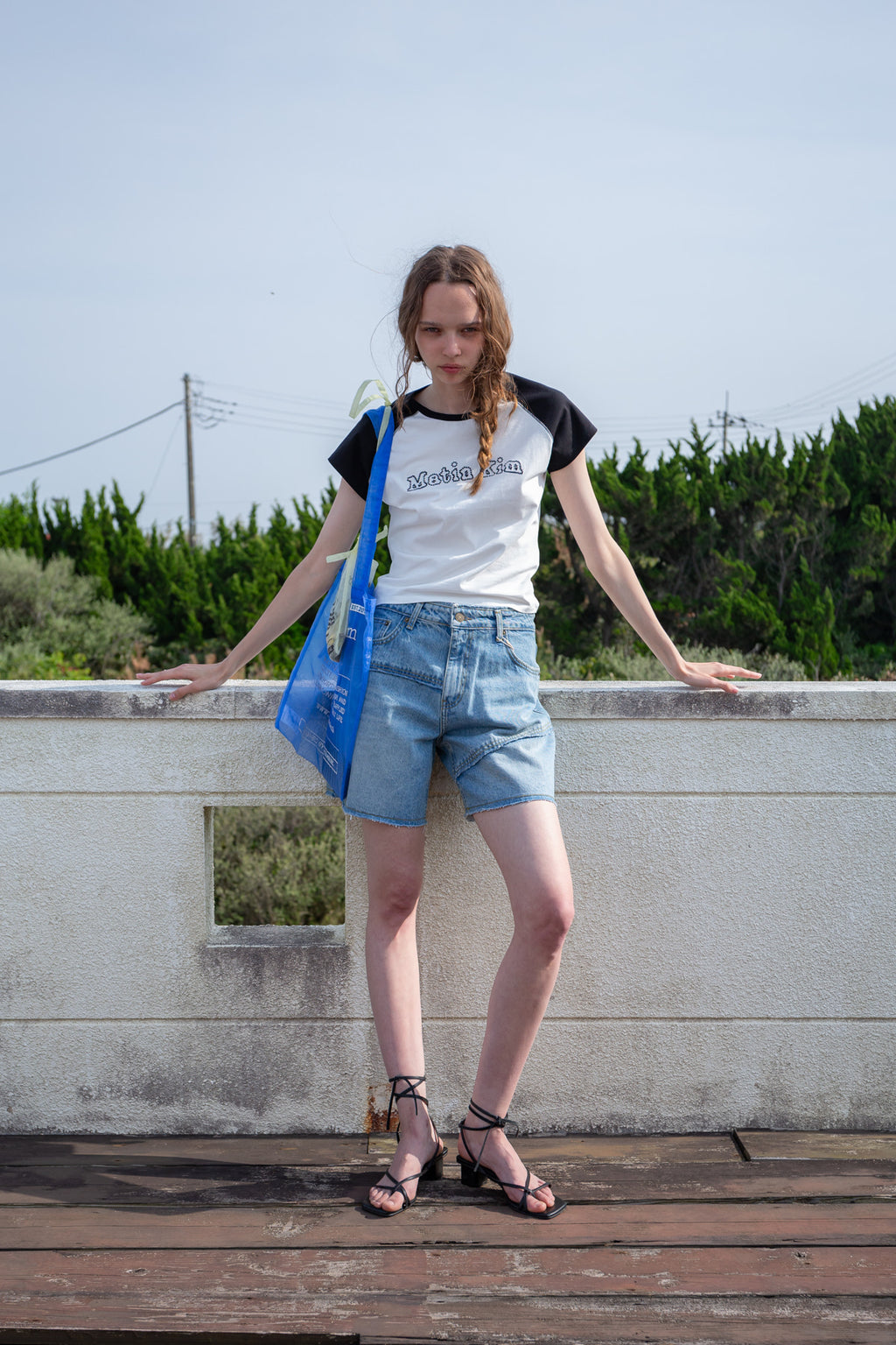 [matinkim] FLOWER STITCH RAGLAN LOGO TOP IN BLACK