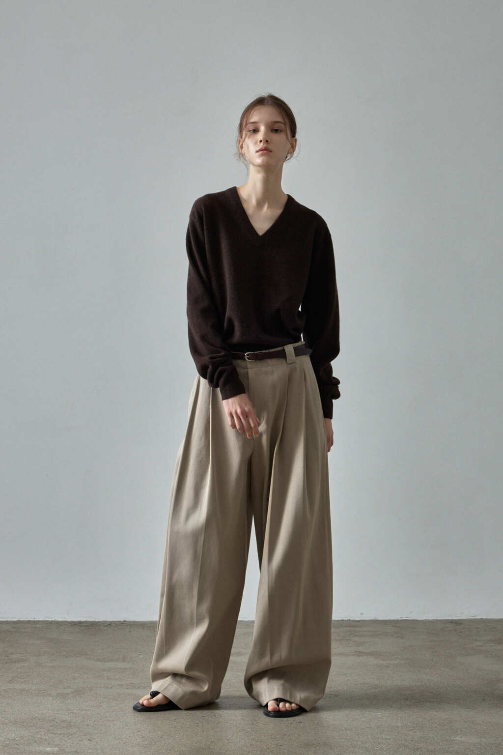 Facade Pattern Essential V-Neck Knitwear dark brown