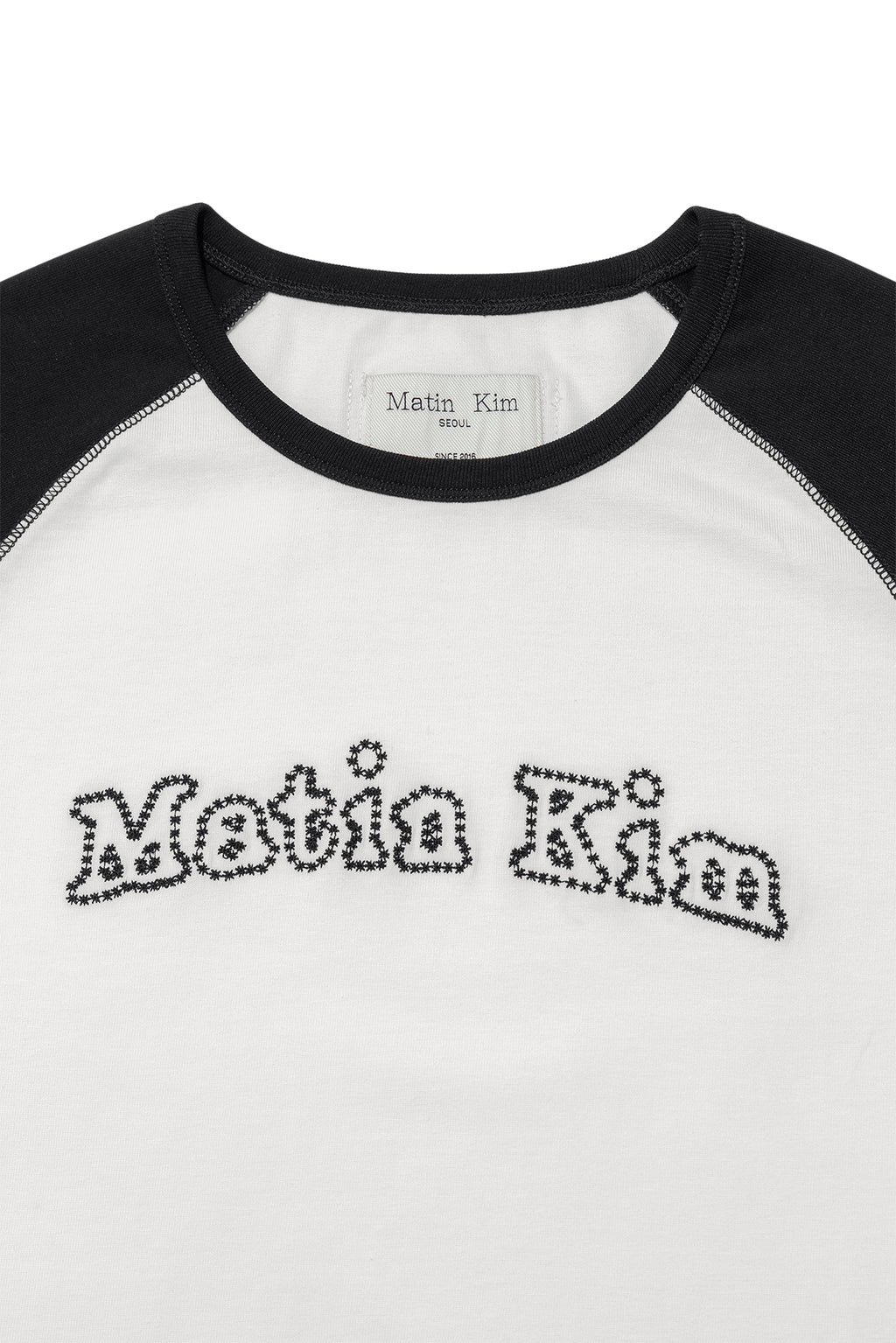 [matinkim] FLOWER STITCH RAGLAN LOGO TOP IN BLACK