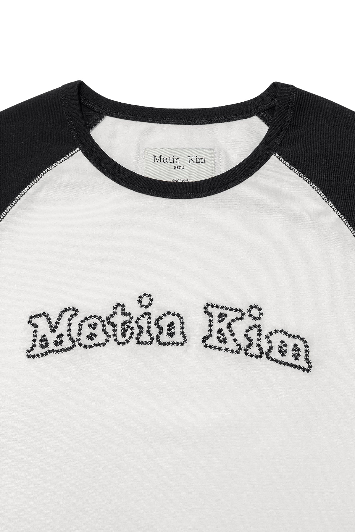 [matinkim] FLOWER STITCH RAGLAN LOGO TOP IN BLACK