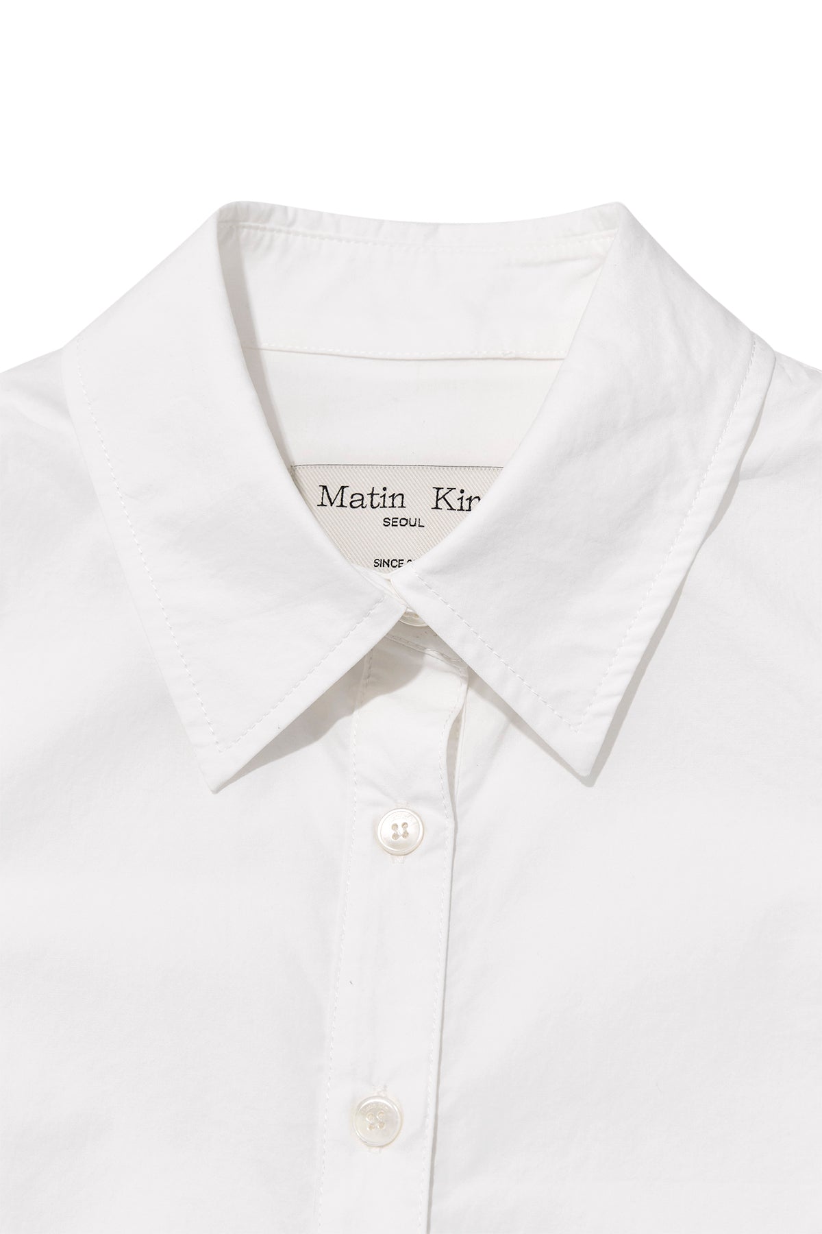 [matinkim] BACK BUTTON POINT SHIRT IN WHITE