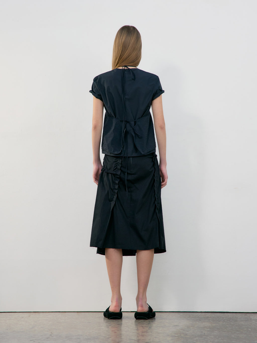 [low_classic] U-Neck Logo Blouse
Black