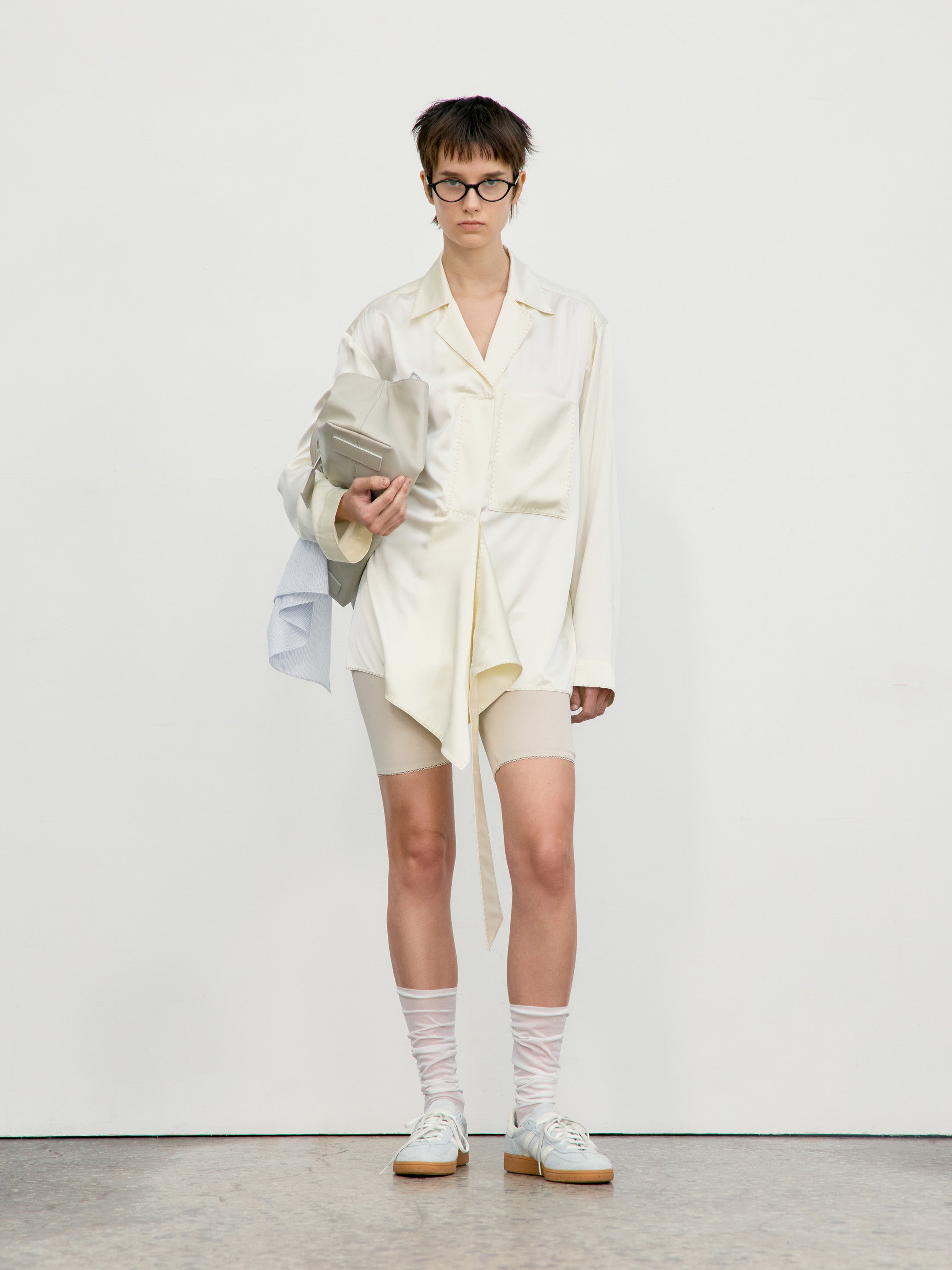 [low_classic] Satin Stitch Strap Shirt
Cream