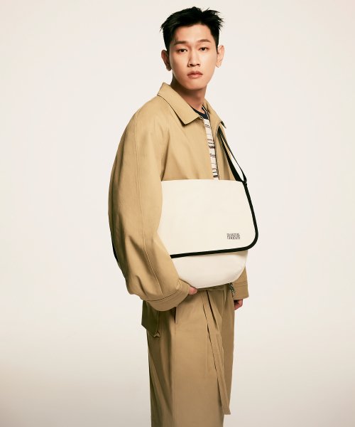 CLASSIC LOGO MESSENGER BAG IVORY